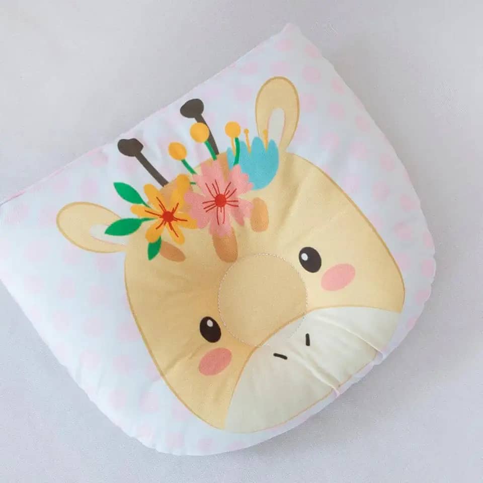Travesseiro Almofada Anatômico de Bichinhos para Bebê Feminino e Masculino RN (Girafa Rosa)
