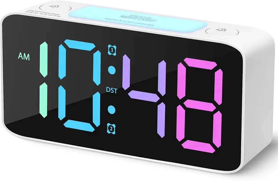 Despertador super alto para adultos com sono pesado, relógio digital com luz noturna de 7 cores, volume ajustável, regulador, carregador USB, relógios pequenos para quartos, OK para acordar para crianças, adolescentes (branco + RGB)
