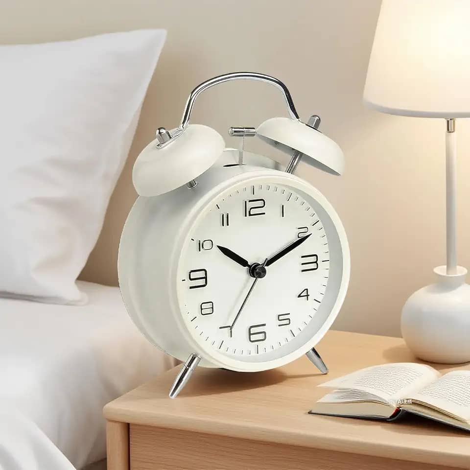 Despertador duplo de 10 cm para pessoas com sono pesado, luz de fundo, despertador à moda antiga operado por bateria para quartos (mostrador 3D, branco)