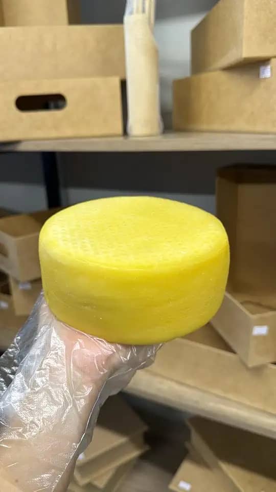 Queijo Minas Meia Cura Artesanal 800g – Sabor Autêntico da Roça, Sem Conservantes, Ideal para Café da Manhã, Tábua de Frios e Receitas Tradicionais (1UN)