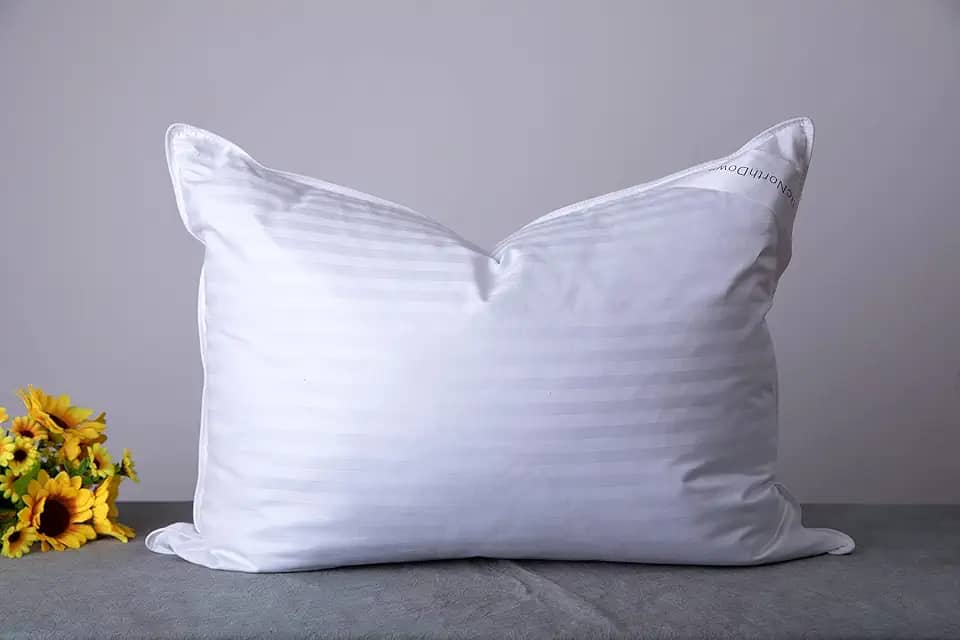 Queen Size – Travesseiros para cama de penas de ganso, coleção de hotel para dormir, uma almofada para costas, estômago ou para pessoas que dormem de lado, listrada, cor branca