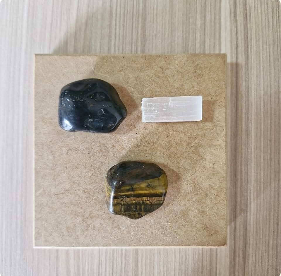 Kit de Cristais para Proteção e Força com Ônix, Selenita e Olho de Tigre + lindo saquinho de Juta para armazenamento dos cristais