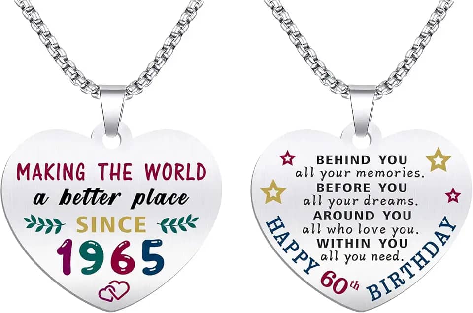 Presentes de aniversário de 60 anos para mulheres - Presentes de aniversário nascidos em 1965 - Colar com pingente de coração de aço inoxidável gravado - Presente de aniversário para mulheres de 60