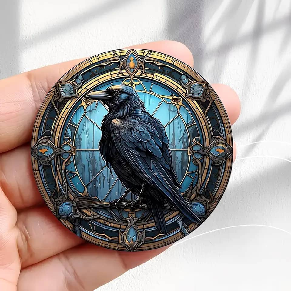 Ímã de geladeira vintage ornamentado com design de corvo de vitral - adesivo redondo de acrílico de 5,8 cm para geladeira retrô, presente perfeito para geladeira, armário ou qualquer superfície