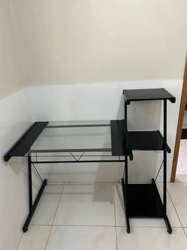 Escrivaninha ou mesa industrial/de vidro temperado e ferro/p/PC