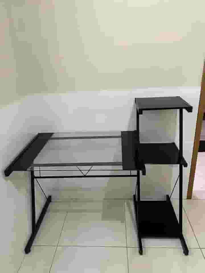 Escrivaninha ou mesa industrial/de vidro temperado e ferro/p/PC