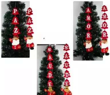 Enfeite de Natal pendente para porta ou parede com palavras 'Amor', 'Paz' e 'Saúde'. Inclui figuras de Papai Noel e Rena. Perfeito para decorar portas, árvores e criar um ambiente natalino especial.
