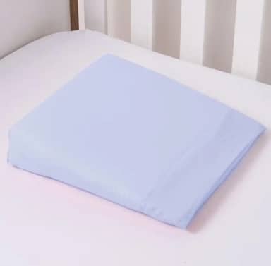 Travesseiro anti refluxo baby para berço e carrinho de bebê (Azul claro)