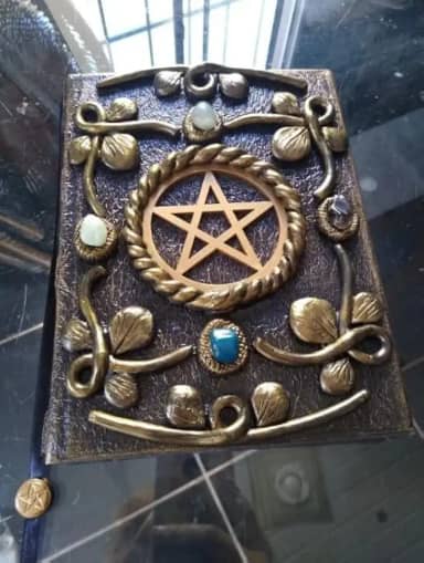 Grimório Artesanal Das Sombras, Livro com Pentáculo e Decoração em Metal, 22,5 x 15,5 cm, Folhas Brancas para Anotações e Rituais, Diário Pessoal