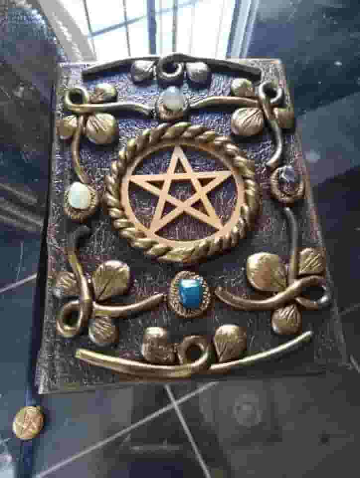 Grimório Artesanal Das Sombras, Livro com Pentáculo e Decoração em Metal, 22,5 x 15,5 cm, Folhas Brancas para Anotações e Rituais, Diário Pessoal