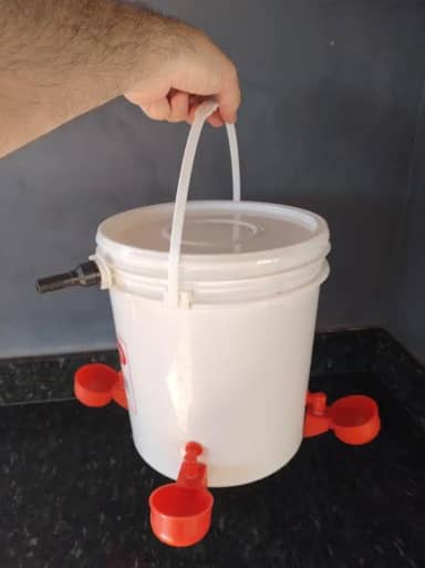 Bebedouro Pet Com Boia Mais 4 Copinhos autmáticos Para Aves Galinha Codorna e Outros