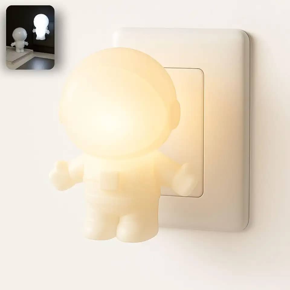 Luminária de Tomada Astronauta – Luz Noturna LED Bivolt – Abajur Criativo e Divertido para Quarto Infantil, Sala, Corredor ou Decoração Temática