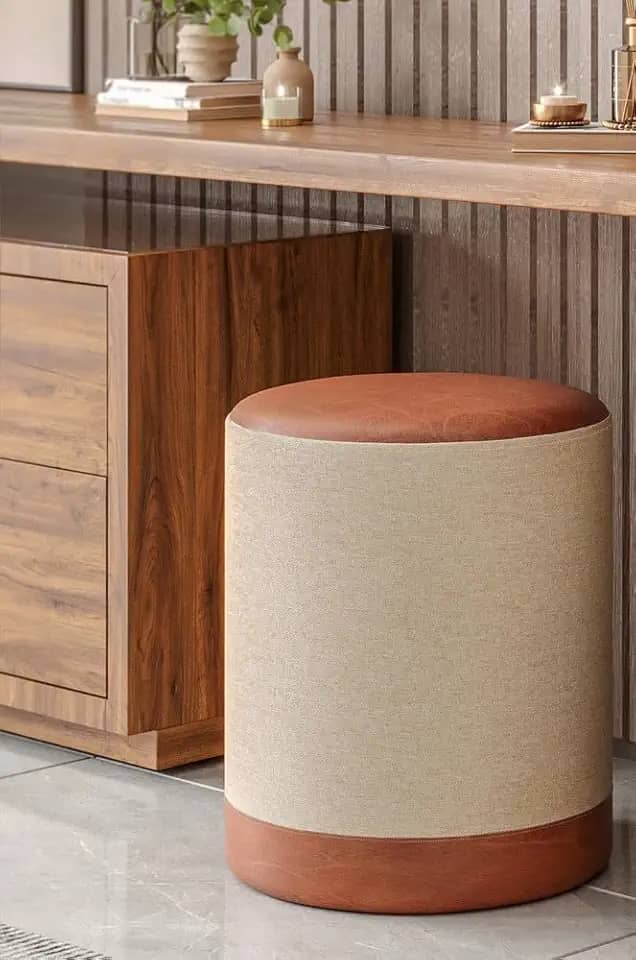 PUFF Closet Penteadeira Banqueta Redonda LINHO BEGE ASSENTO EM COURO CARAMELO 42cm x 34cm.DAKOTA