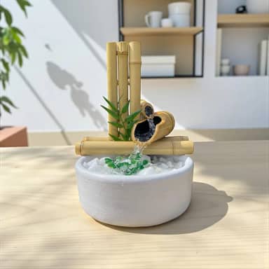 Fonte de Água 2 Quedas Decorativa em Bambu Natural com Base Branca, Estilo Zen, Mini Cascata com Pedras Decorativas e Folhas