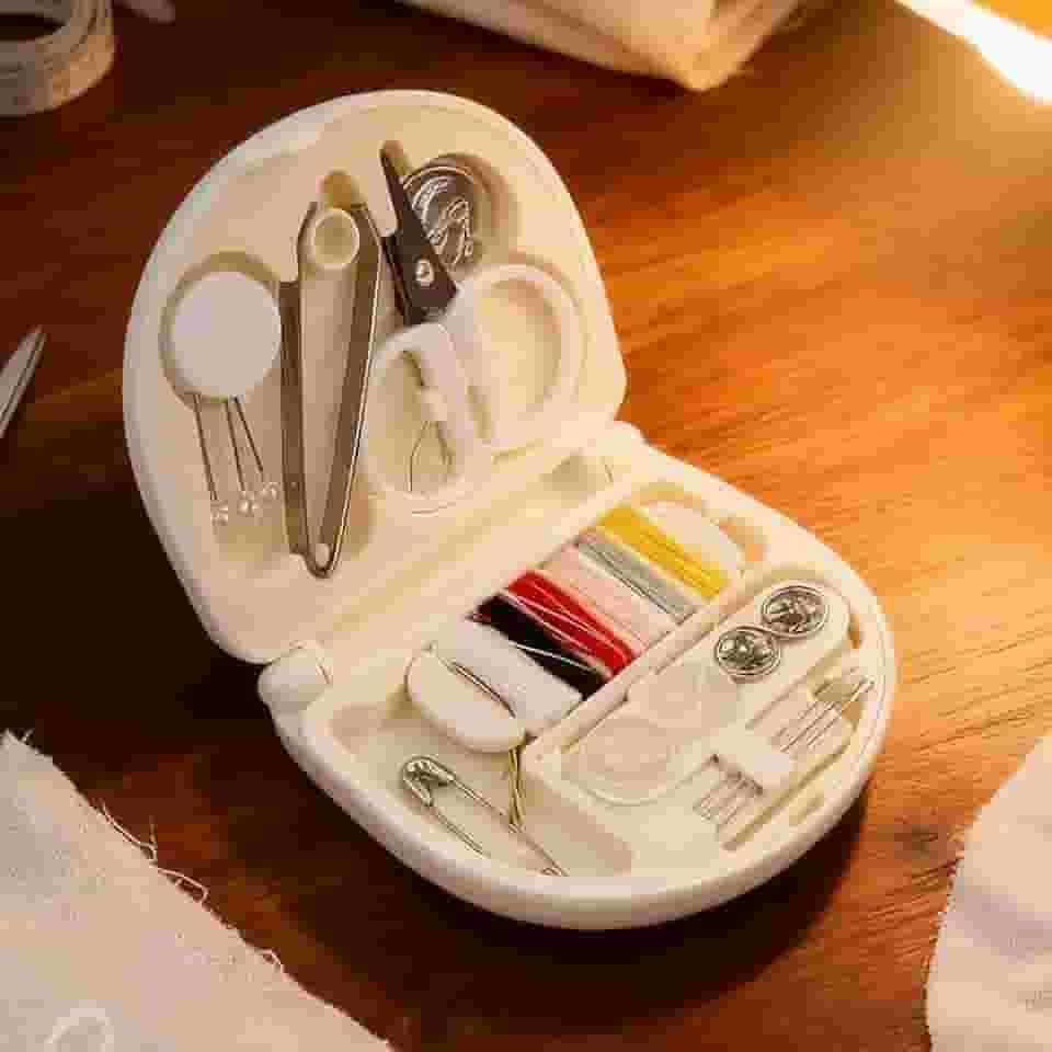 Mini caixa de costura portátil para viagens, kit básico de costura de emergência com agulhas, fios, botões, tesoura, kit de caixa de costura para adultos (branco)