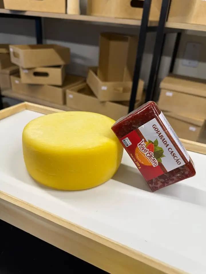 Kit Queijo Meia Cura Artesanal 700g + Goiabada Cascão 250g Vovô Olavo – Combo Caseiro, Sabor da Roça, Sem Conservantes, Ideal para Romeu e Julieta, Café da Manhã ou Presente
