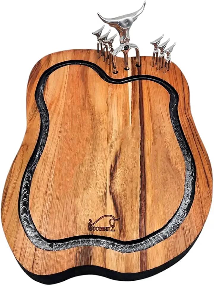 Tábua de Churrasco para Corte de Carne e Alimentos em Madeira Teca, Acompanha Garfo Tridente e Petiscos, Design Damascus, Ideal para Preparar e Servir com Estilo – WOODBULL.