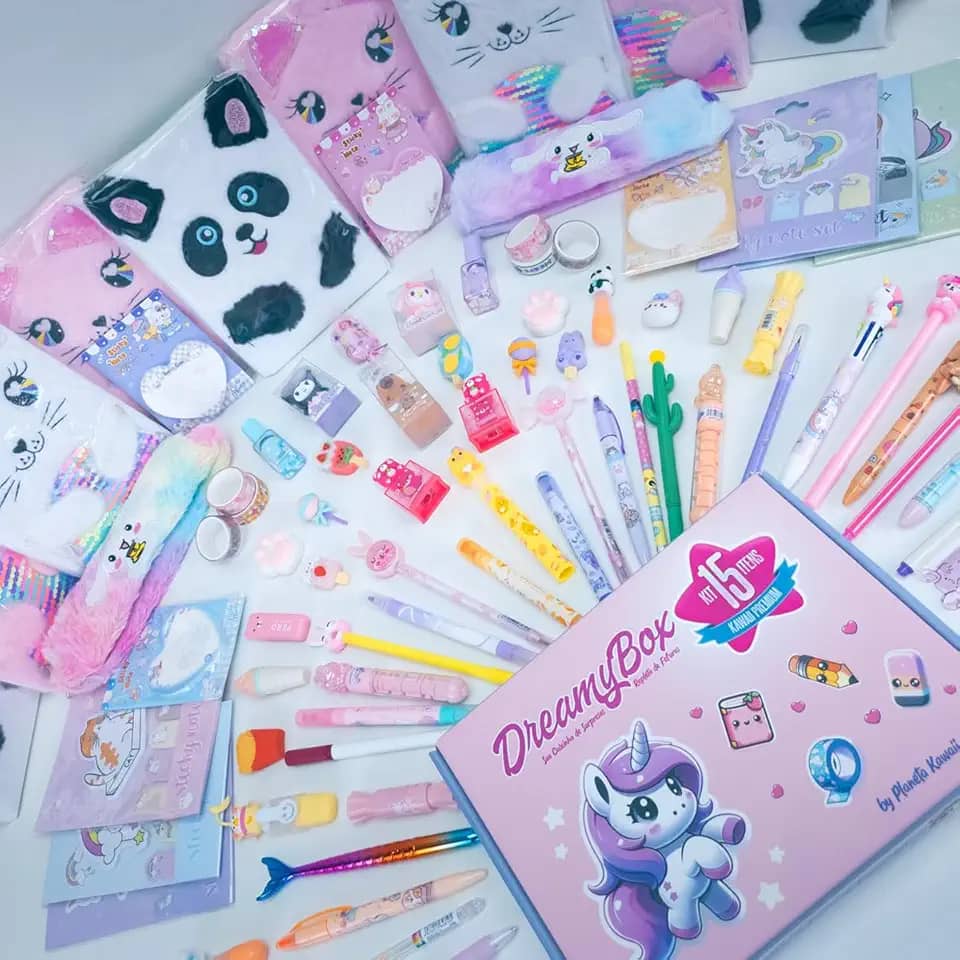 Caixa Surpresa Papelaria Kawaii Criativa Kit 15 Itens com Caderno Pelúcia + Caixa Presente Temática Planeta Kawaii, Presente Criativo de Aniversário, Dia das Crianças, Natal, para Menina