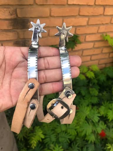 Espora batida para vaquejada + correia de couro natural