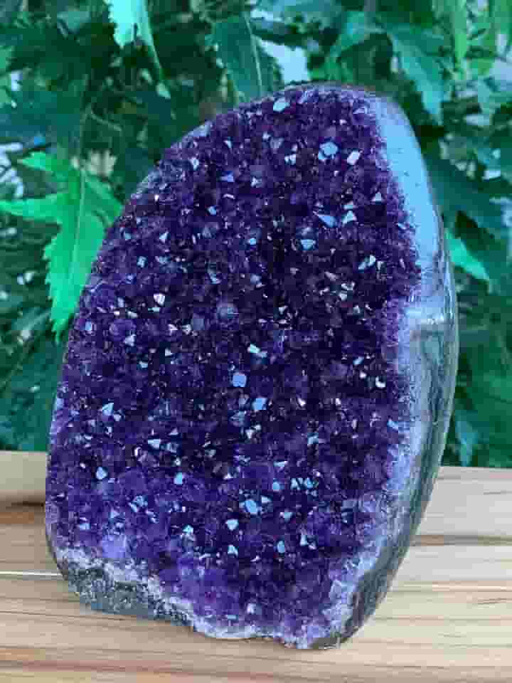 Aglomerado de ametista roxa profunda uruguaia finamente polida com base cortada, geodo de ametista em pé, ametista crua, catedral de ametista, drusa de ametista (0,5-0,7 kg)