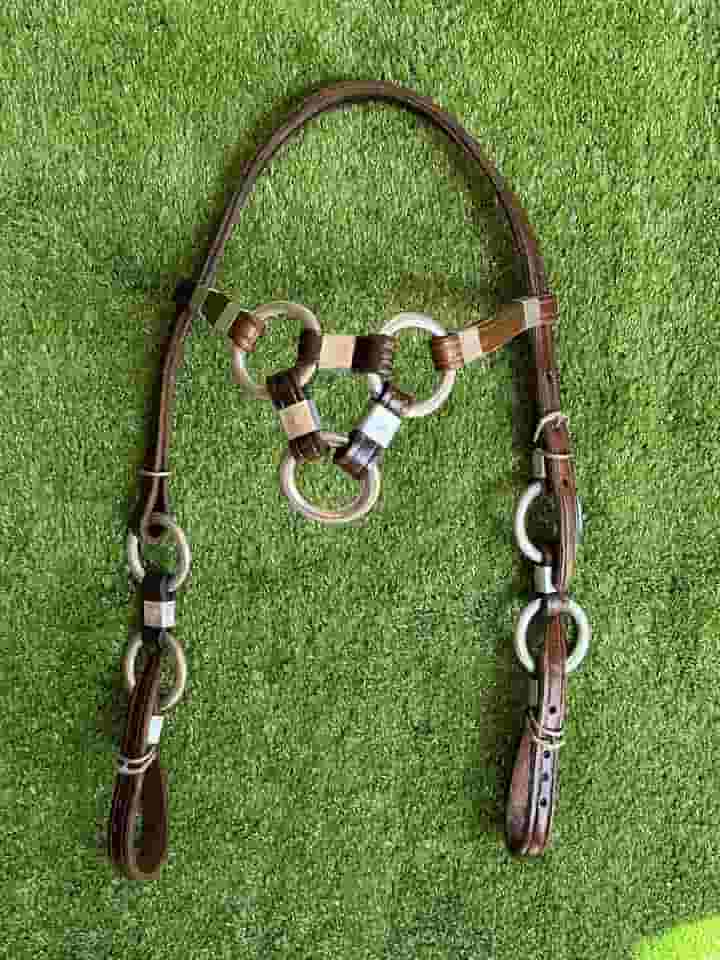 cabeçada modelo em couro com argola modelo para cavalos